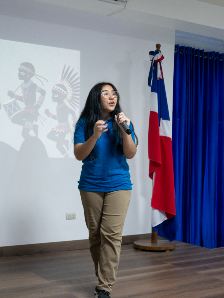 Conmemoración del Día de la Raza: Reflexión Histórica y Diálogo de Culturas en IADIS Secundaria